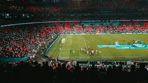 “关键时刻谁更出色？美记解析詹姆斯年底至全明星赛期间对比表现”